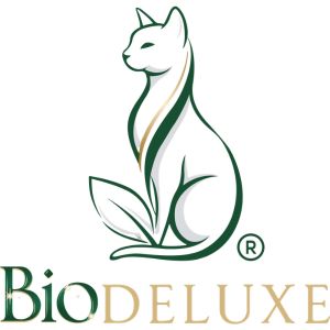 Logo del marchio registrato Biodeluxe gatto con foglia verde e sotto scritta Biodeluxe
